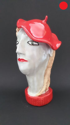 „Mädchen mit rotem Barett“ Keramik aus weißem Ton bunt glasiert,  27cm hoch