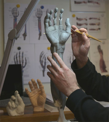 6_Tischhauser_The Epistemic Grip_Image_It is all about hands_100x89_Alu-Dibond