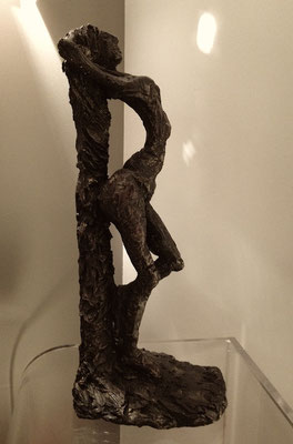caroline vallas coupé_terre cuite patinée_45 cm_femme en croix_2016