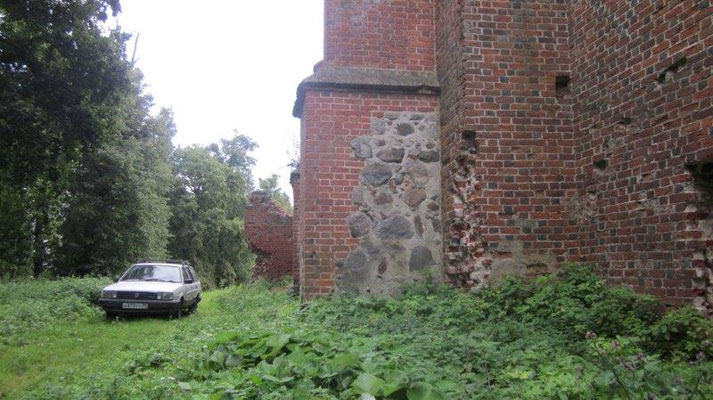 Warum ist Feldstein in einem Backsteinbau zu finden?