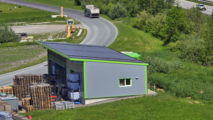 Auch dieses Nebengebäude haben wir mit PV-Modulen geschmückt (40 kWp).