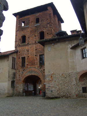 La Torre Porta vista dalla piazzetta interna (unico accesso al borgo, in passato chiuso per mezzo di due ponti levatoi, uno per i carri e l’altro per le persone)
