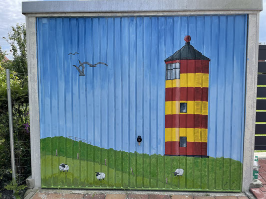 "Leuchtturm Pilsum" auf Garagentor in Eilsum 06.2022