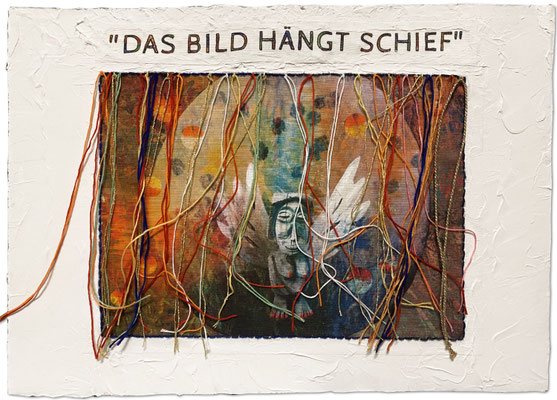 "Das Bild hängt schief", 50 x 35 cm inkl. Rahmen, Skulptur von Guntram Prochaska, Stoffdruck, Buntstifte, Fäden, auf Pappwabenplatte
