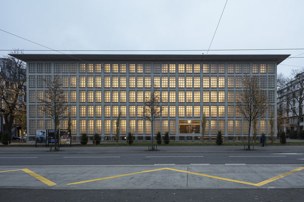 ZHB Zentral- und Hochschulbibliothek Luzern, Architekt: Halter Casagrande Partner AG, Luzern, Lichtplaner: d-lite lichtdesign, Zürich, Fotograf: Leo Finotti