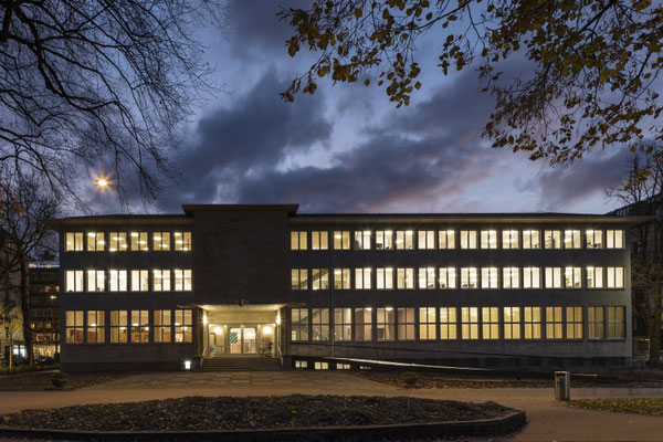 ZHB Zentral- und Hochschulbibliothek Luzern, Architekt: Halter Casagrande Partner AG, Luzern, Lichtplaner: d-lite lichtdesign, Zürich, Fotograf: Leo Finotti