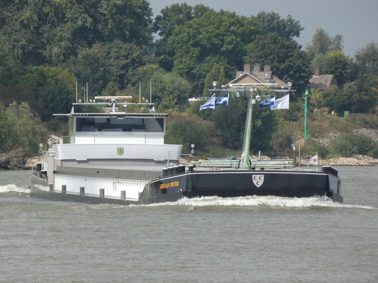 Motorvrachtschip Adriaan Pieter (ENI 02327246) varend op de Waal bij Millingen geladen