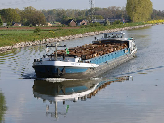 Motorvrachtschip Rustica met ENI-nummer 02207407 waterspiegel