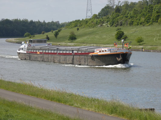 Motorvrachtschip Desana (ENI 06002002) op het Albertkanaal Foto2
