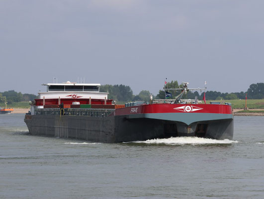 Motorvrachtschip Faye (ENI 02325324) varend op de rivier, gefotografeerd op de Waal