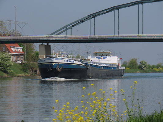 Motorvrachtschip Theresia met ENI-nummer 03110611 Brug Roosteren Foto 2