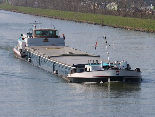 Het motorvrachtschip Alk op het Julianakanaal