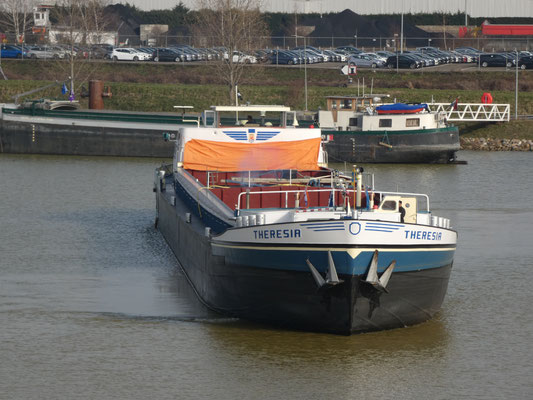 Motorvrachtschip Theresia met ENI-nummer 03110611 laadhaven Trierveld
