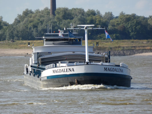 Motorvrachtschip   Magdalena ENI 02328609 op de Waal in de opvaart
