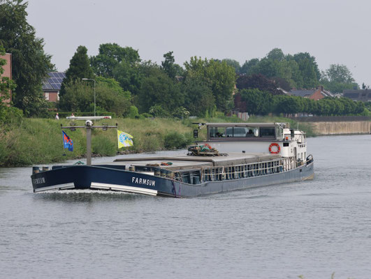 Motorvrachtschip Farmsum (ENI 02209380), in 1972 gebouwd bij Bijlholt in Foxhol en in 1978, varend op Nederlands binnenwater.