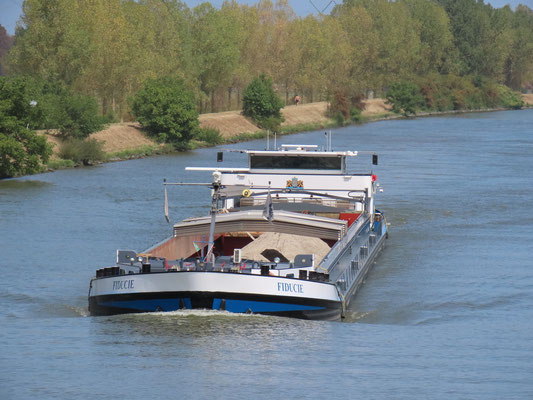 Motorvrachtschip  Fiducie ENI 02316484 Lengte 110 x Breedte 10,06 Tonnage 2844 ton.