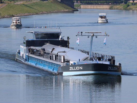 Zillion Motortankschip ENI 02204988 Het motortankschip Zillion heeft een lengte van ca. 85,00 m, een breedte van c 8,2 m en heeft een laadvermogen van 1226 ton.