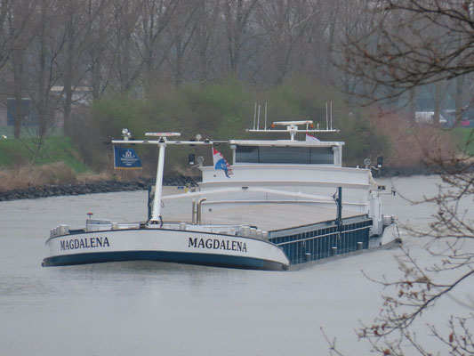 Motorvrachtschip   Magdalena ENI 02328609 op het Julianakanaal 