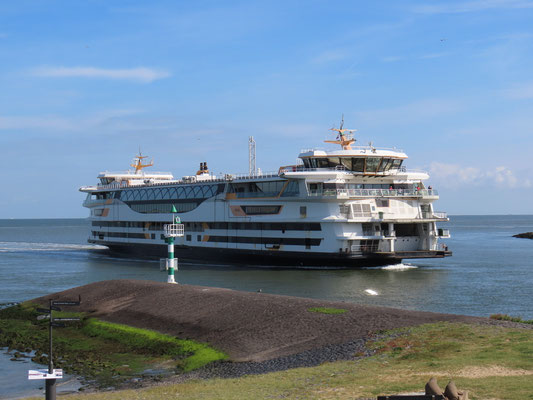 TESO-veerboot Texelstroom vaart in het Marsdiep tussen Den Helder en Texel, gezien vanaf Lands End in zomer 2023.