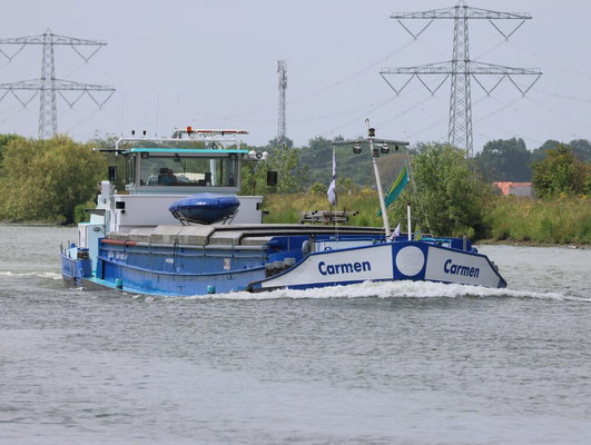 Motorvrachtschip Carmen met ENI-nummer 06002974, varend onder Nederlandse vlag, blauw-witte romp