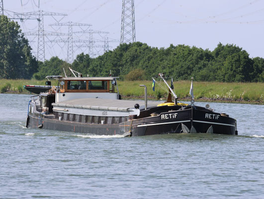Motorvrachtschip Retif (ENI 01831198), een Straatsburger motorspits uit 1952, varend op het Julianakanaal