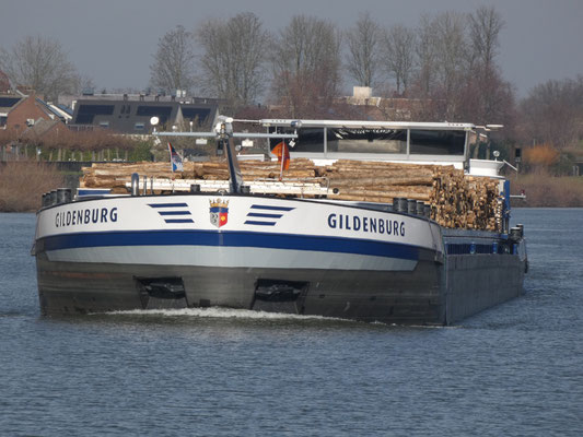 Motorvrachtschip Gildenburg in de opvaart op het Julianakanaal 