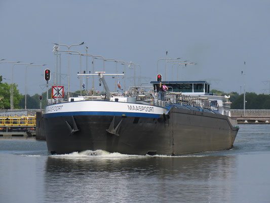 Motortankschip  Maaspoort ENI 02320519 Met een lengte van 86,00 meter, een breedte van 10,50 meter