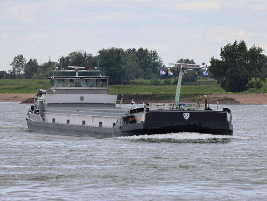 Motorvrachtschip Adriaan Pieter (ENI 02327246) varend op de binnenwateren, Nederlandse vlag.
