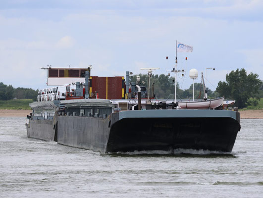 Motorvrachtschip Dynamica, ENI 02324313, varend op de Waal als onderdeel van koppelverband met Ro-Ro 2.
