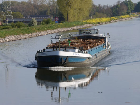Motorvrachtschip Rustica met ENI-nummer 02207407, beladen met boomstammen, gefotografeerd op 18 april 2026.