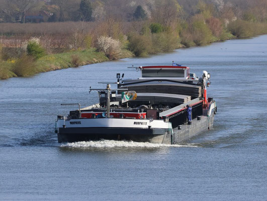 Motorvrachtschip Morpheus (ENI 02007196) geladen met schroot, met zichtbaar de scheepsgegevens op de romp: lengte 86 m, breedte 9,09 m en laadvermogen 1708 ton.