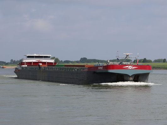 Motorvrachtschip Faye (ENI 02325324) varend op de rivier, gefotografeerd bij Ooij