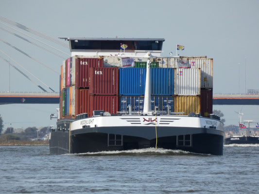 Motorcontainerschip Moonlight (ENI 02332261) Bij Ewijk aan de Waal vooraanzicht