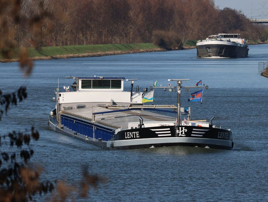 Motorvrachtschip Lente (ENI 06003739), gebouwd in 1987 als Tafelberg bij Scheepswerf Peters in Kampen, varend onder Nederlandse vlag.