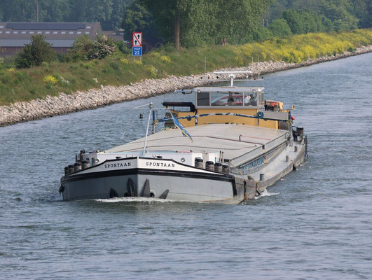 Motorvrachtschip Spontaan met ENI-nummer 02100099 varend onder Nederlandse vlag.