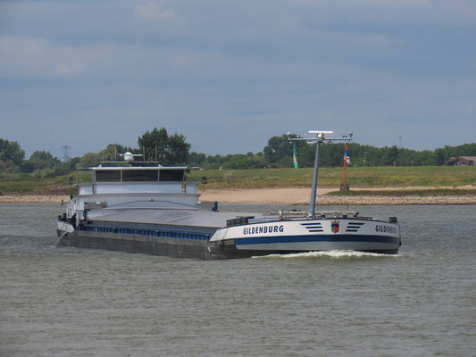 Motorvrachtschip Gildenburg in de opvaart op de Waal bij Ooij.