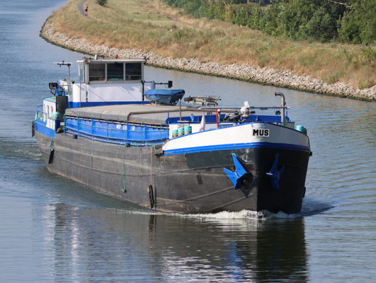 Motorvrachtschip MUS (ENI 06003217) varend op het kanaal