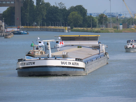 Motorvrachtschip Duc in Altum (ENI 02331380) Op het Julianakanaal boven Born
