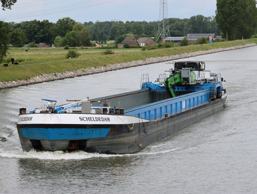 Motorvrachtschip Scheldedam, ENI 02315163 In 2025 in gebruik als kraanschip bij Fluviant NV, Antwerpen.