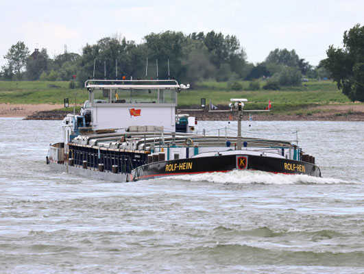 Motorvrachtschip Rolf-Hein (ENI 02326328) varend geladen op de rivier