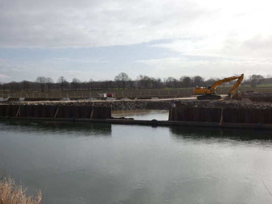 Het scheepvaartverkeer op het Julianakanaal bij Obbicht ligt stil, nadat de bouwkuip voor de uitbreiding van het kanaal is volgelopen.