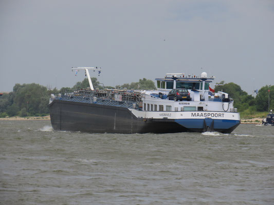 Motortankschip  Maaspoort ENI 02320519 Met een lengte van 86,00 meter, een breedte van 10,50 meter 