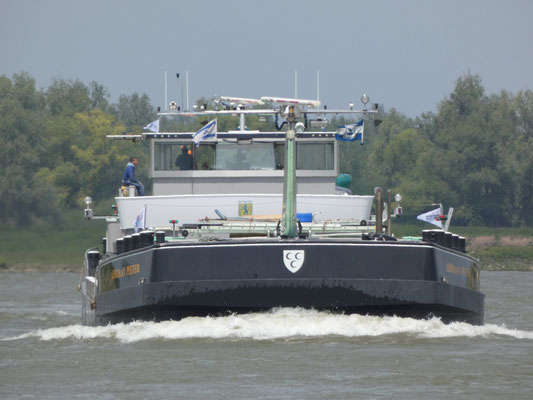 Motorvrachtschip Adriaan Pieter (ENI 02327246) varend op de Waal, Nederlandse vlag.