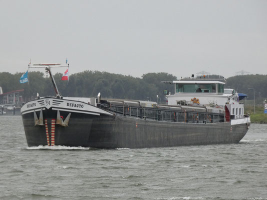 Motorvrachtschip Defacto (ENI 02103727) Ledig bij Maasbracht