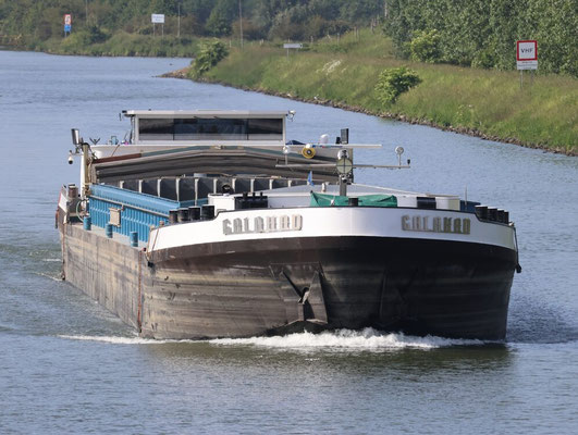 Motorvrachtschip Galahad (ENI 02327637) varend op het kanaal
