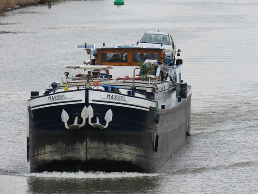 Motorvrachtschip Mazzel in de opvaart op het Julianakanaal 