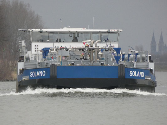 Motortankschip Solano met ENI-nummer 02329301Op de Maas bij Maasbracht