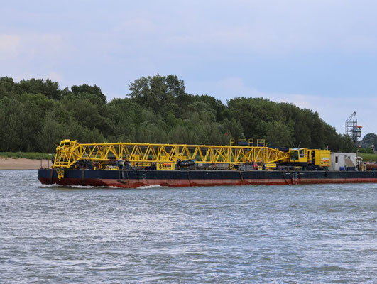 Drijvende bok Hebo-Lift 8 van Hebo Maritiem Service op transport op de Waal, voortgeduwd door de duw-/sleepboot Catharina 4 (ENI 02322887).