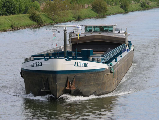 Motorvrachtschip Altero met ENI-nummer 02315974, varend onder Nederlandse vlag