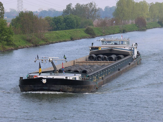Motorvrachtschip Julien met ENI-nummer 02325440 varend onder Nederlandse vlag